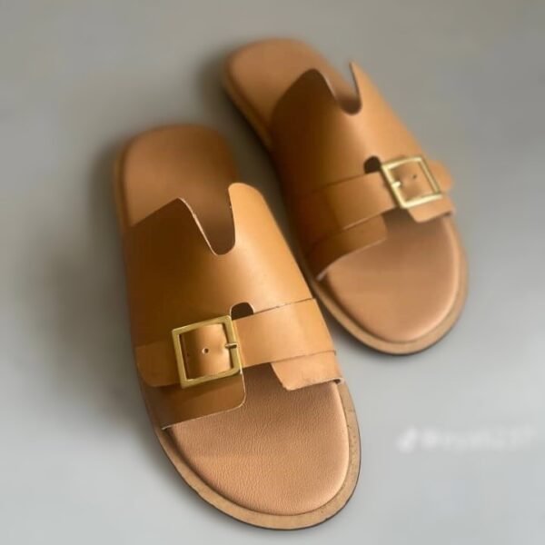 sandale pour homme en cuire marron avec une boucle
