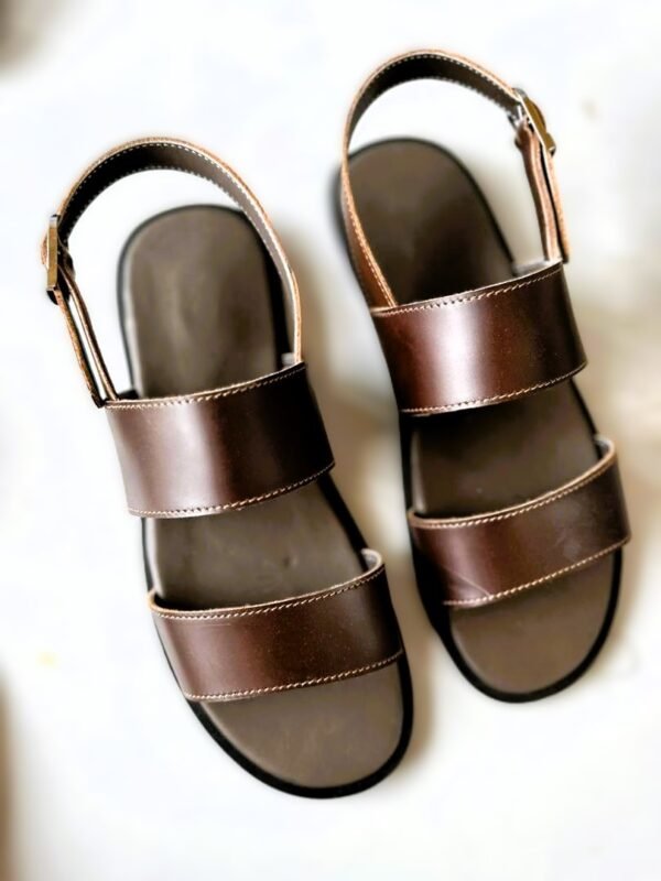 Sandale en cuir marron pour homme avec brides larges et ajustables