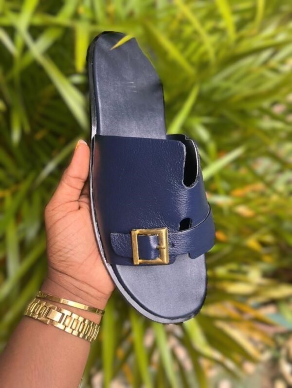 sandale pour homme en cuire bleu avec une boucle
